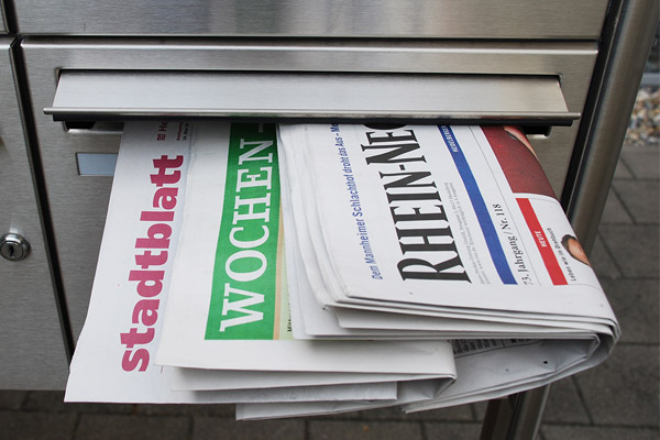 Verschiedene Zeitungen im Briefkasten